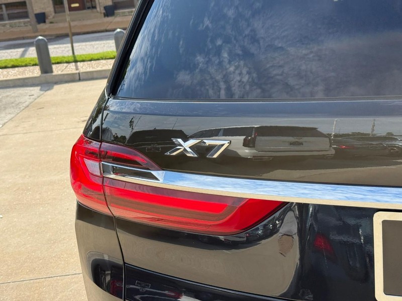 BMW X7 Vehicle Full-screen Gallery Image 10