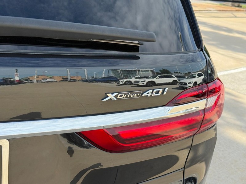 BMW X7 Vehicle Full-screen Gallery Image 11