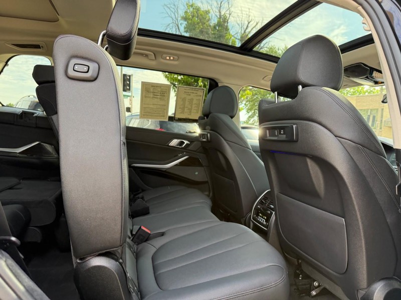 BMW X7 Vehicle Full-screen Gallery Image 12