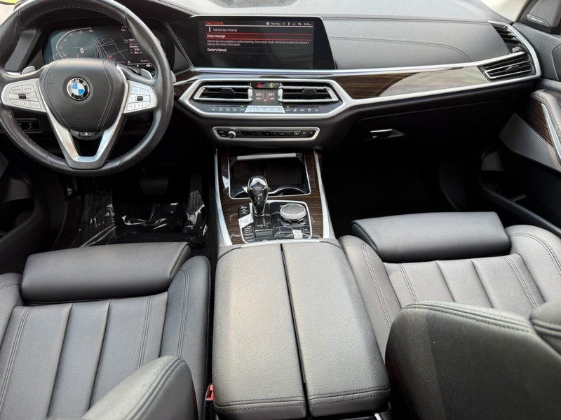BMW X7 Vehicle Full-screen Gallery Image 13