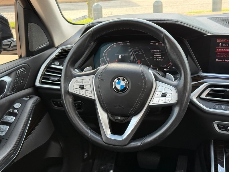 BMW X7 Vehicle Full-screen Gallery Image 14