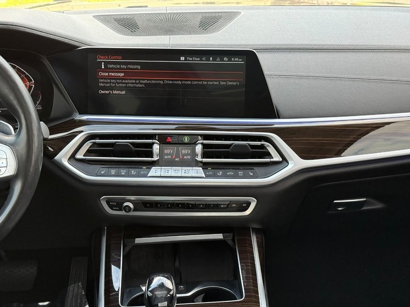 BMW X7 Vehicle Full-screen Gallery Image 15