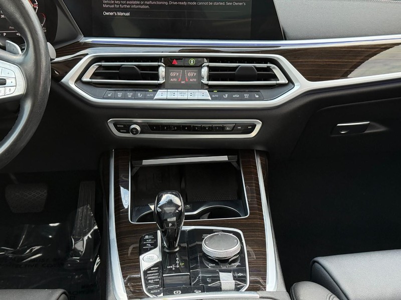 BMW X7 Vehicle Full-screen Gallery Image 16