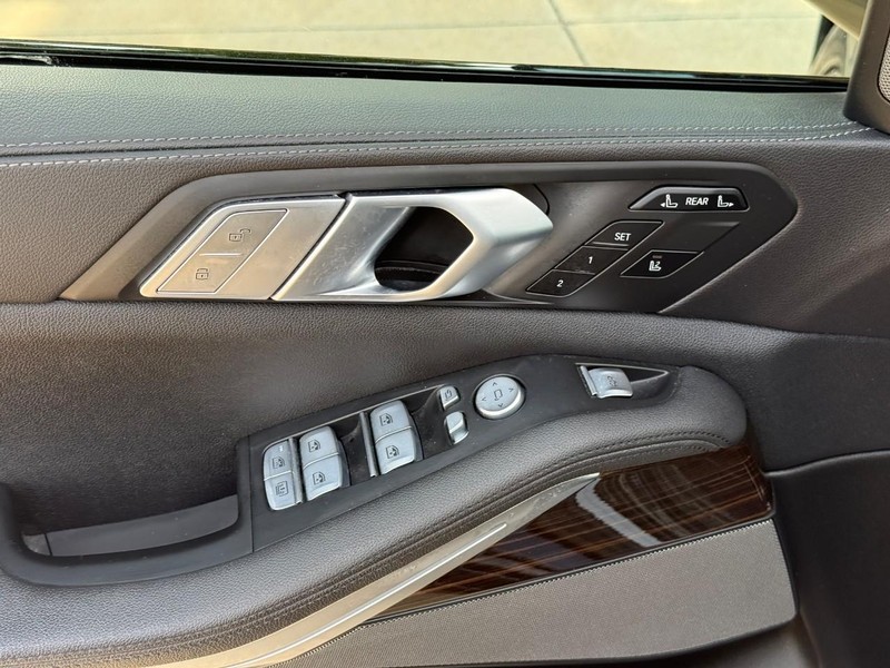 BMW X7 Vehicle Full-screen Gallery Image 17