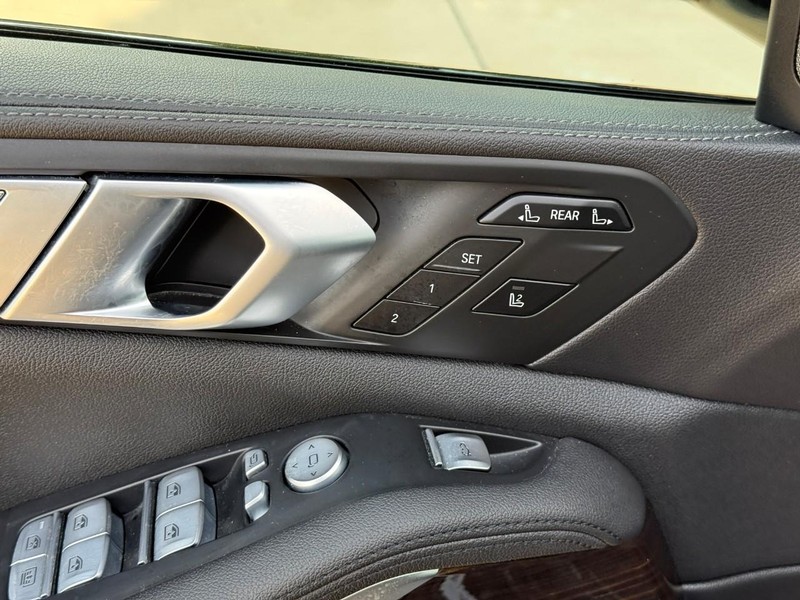 BMW X7 Vehicle Full-screen Gallery Image 18