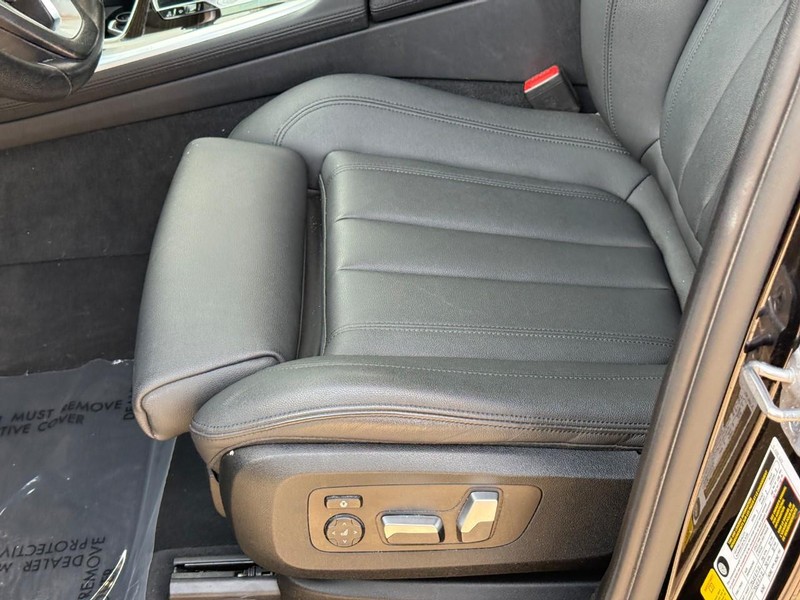 BMW X7 Vehicle Full-screen Gallery Image 19
