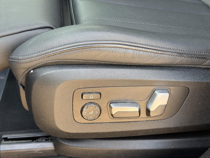 BMW X7 Vehicle Full-screen Gallery Image 20