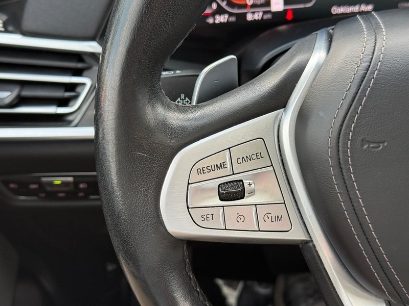 BMW X7 Vehicle Full-screen Gallery Image 21