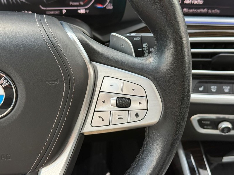 BMW X7 Vehicle Full-screen Gallery Image 22