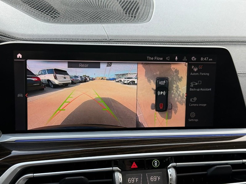 BMW X7 Vehicle Full-screen Gallery Image 24