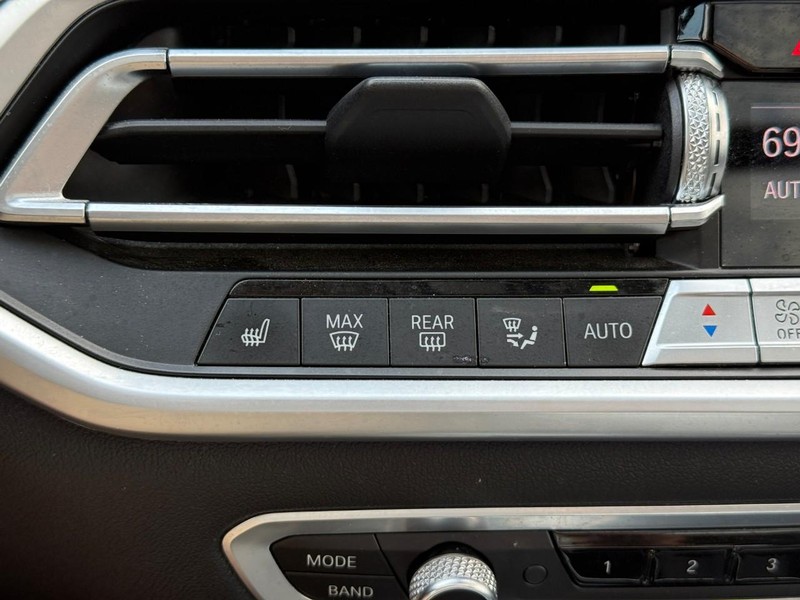 BMW X7 Vehicle Full-screen Gallery Image 25