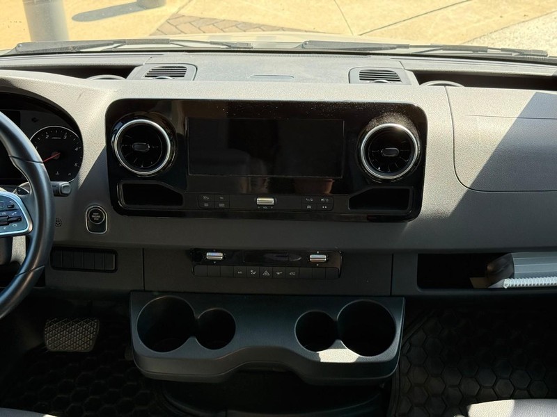 Mercedes-Benz Sprinter Cab Chassis Vehicle Full-screen Gallery Image 15
