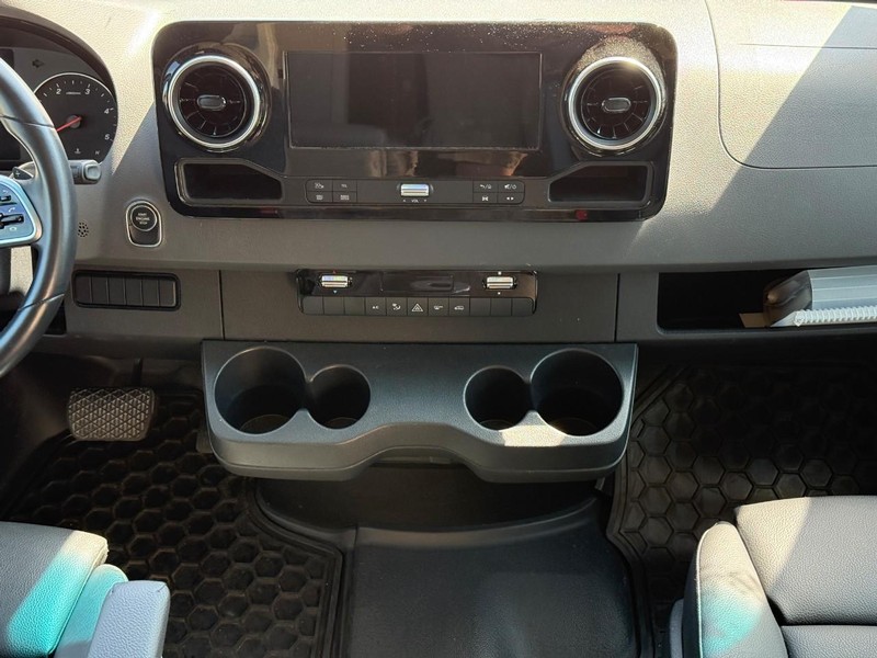 Mercedes-Benz Sprinter Cab Chassis Vehicle Full-screen Gallery Image 16