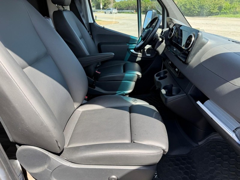 Mercedes-Benz Sprinter Cab Chassis Vehicle Full-screen Gallery Image 18