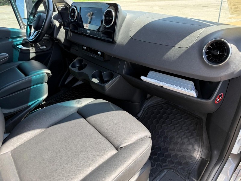 Mercedes-Benz Sprinter Cab Chassis Vehicle Full-screen Gallery Image 19