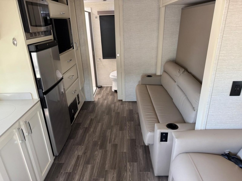 Mercedes-Benz Sprinter Cab Chassis Vehicle Full-screen Gallery Image 27