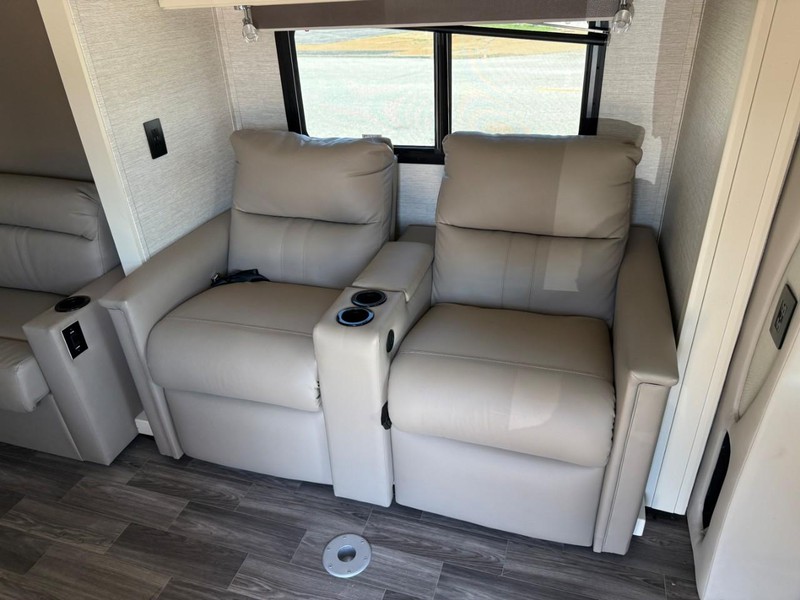 Mercedes-Benz Sprinter Cab Chassis Vehicle Full-screen Gallery Image 28