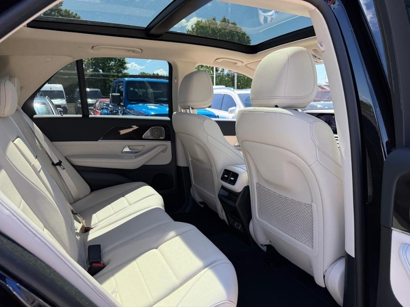 Mercedes-Benz GLE Vehicle Full-screen Gallery Image 5