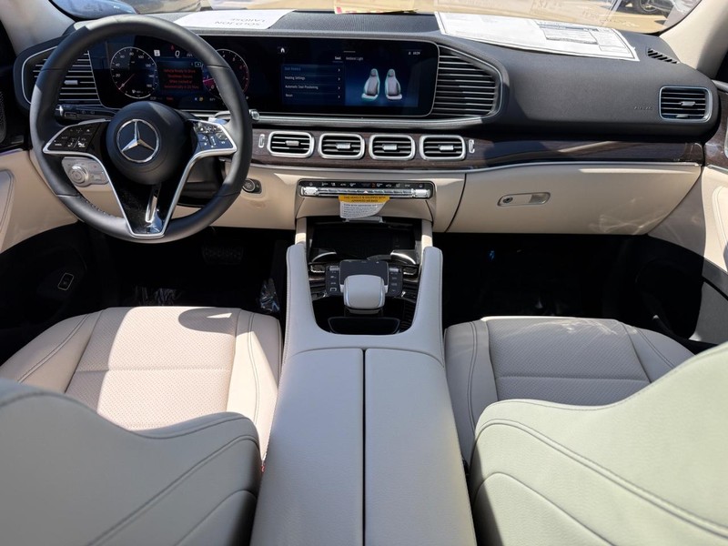 Mercedes-Benz GLE Vehicle Full-screen Gallery Image 6
