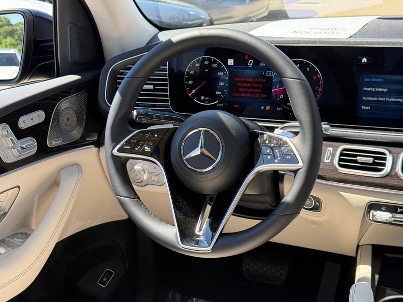 Mercedes-Benz GLE Vehicle Full-screen Gallery Image 7