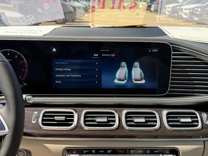 Mercedes-Benz GLE Vehicle Full-screen Gallery Image 8