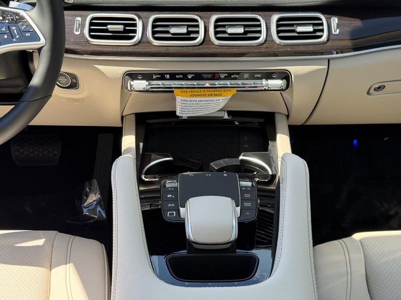 Mercedes-Benz GLE Vehicle Full-screen Gallery Image 9
