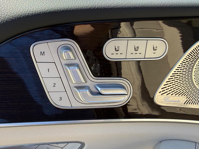 Mercedes-Benz GLE Vehicle Full-screen Gallery Image 11