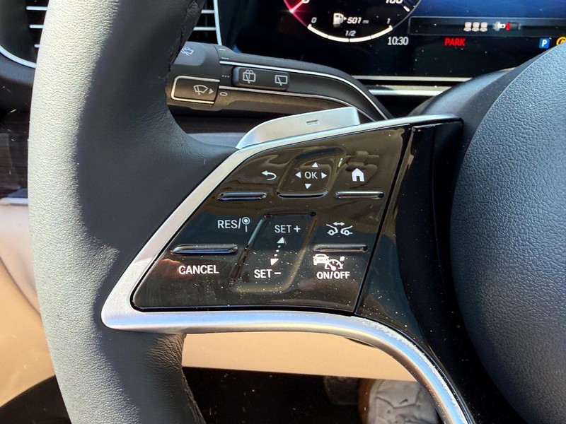 Mercedes-Benz GLE Vehicle Full-screen Gallery Image 14