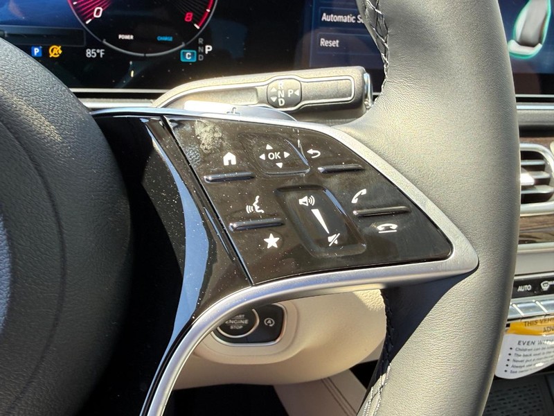 Mercedes-Benz GLE Vehicle Full-screen Gallery Image 15
