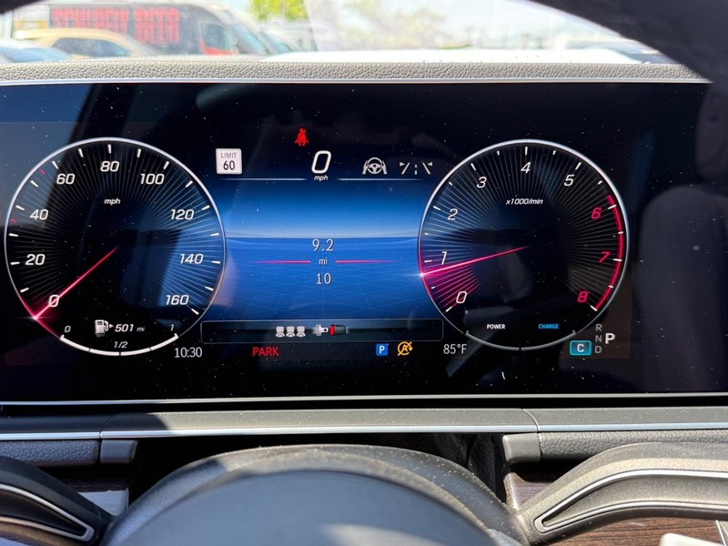 Mercedes-Benz GLE Vehicle Full-screen Gallery Image 16