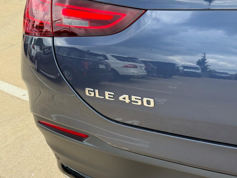 Mercedes-Benz GLE Vehicle Full-screen Gallery Image 4