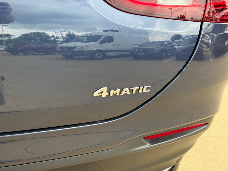 Mercedes-Benz GLE Vehicle Full-screen Gallery Image 5