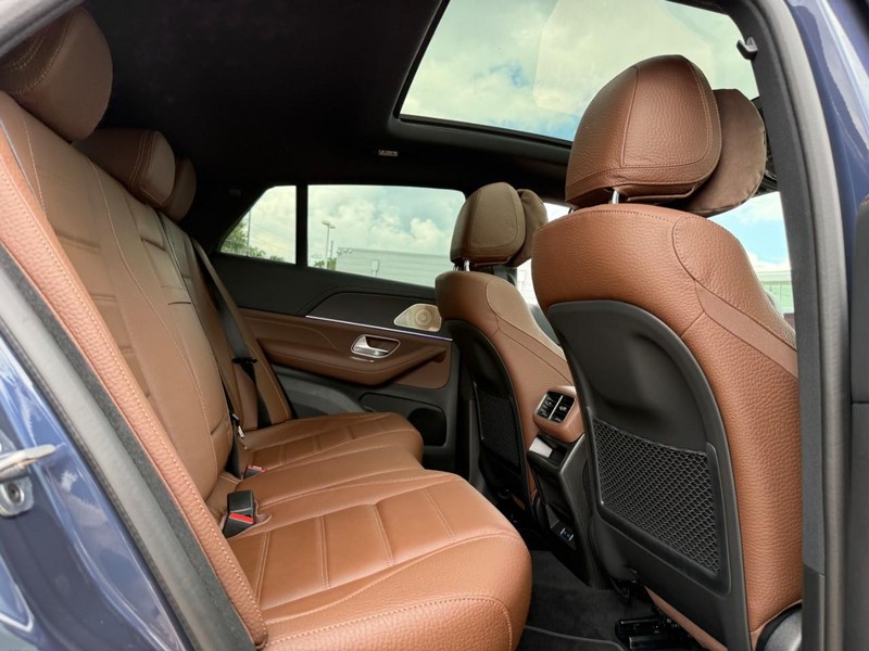Mercedes-Benz GLE Vehicle Full-screen Gallery Image 8