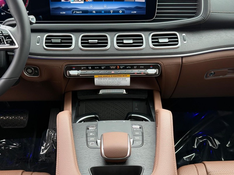 Mercedes-Benz GLE Vehicle Full-screen Gallery Image 12