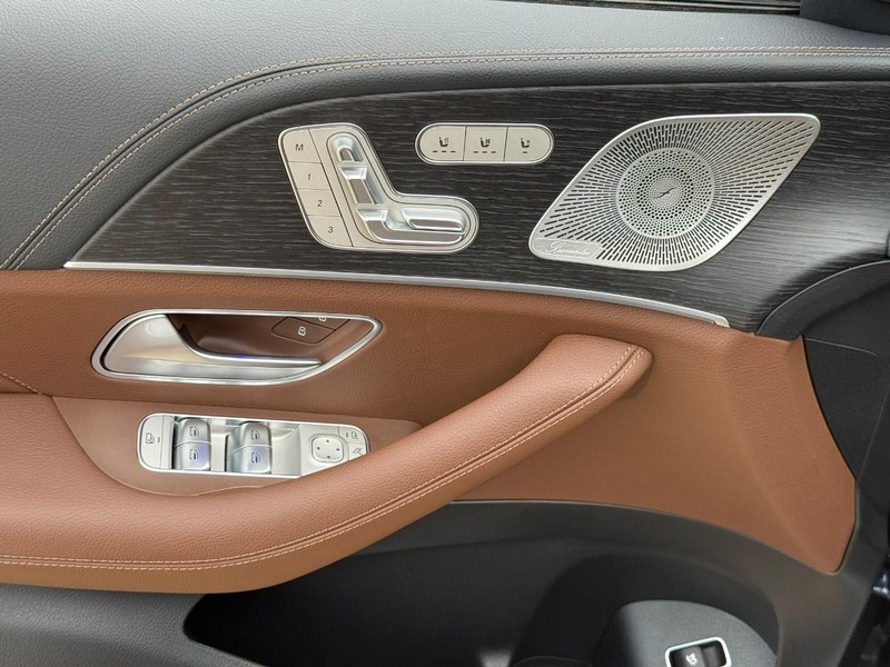 Mercedes-Benz GLE Vehicle Full-screen Gallery Image 13