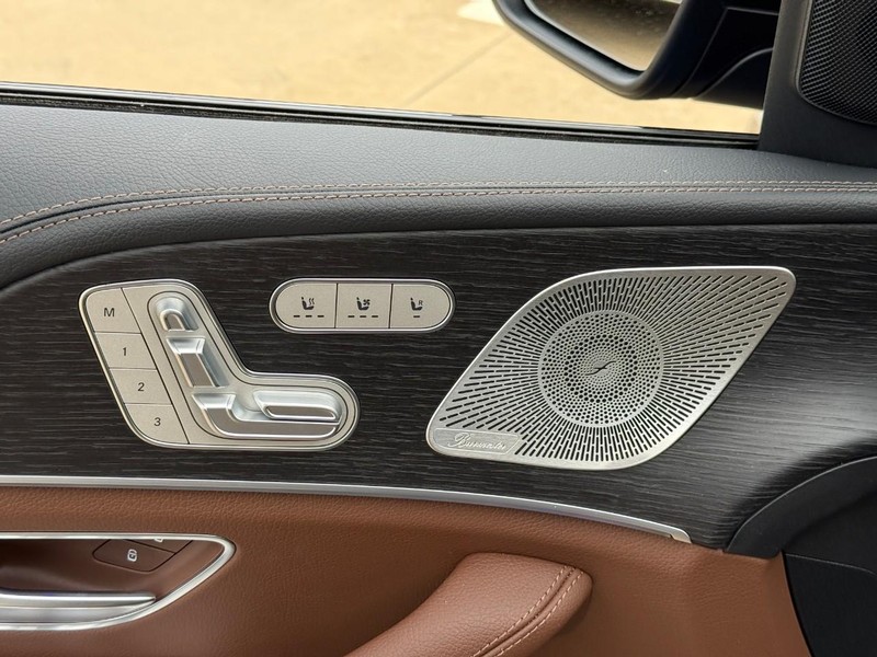 Mercedes-Benz GLE Vehicle Full-screen Gallery Image 14
