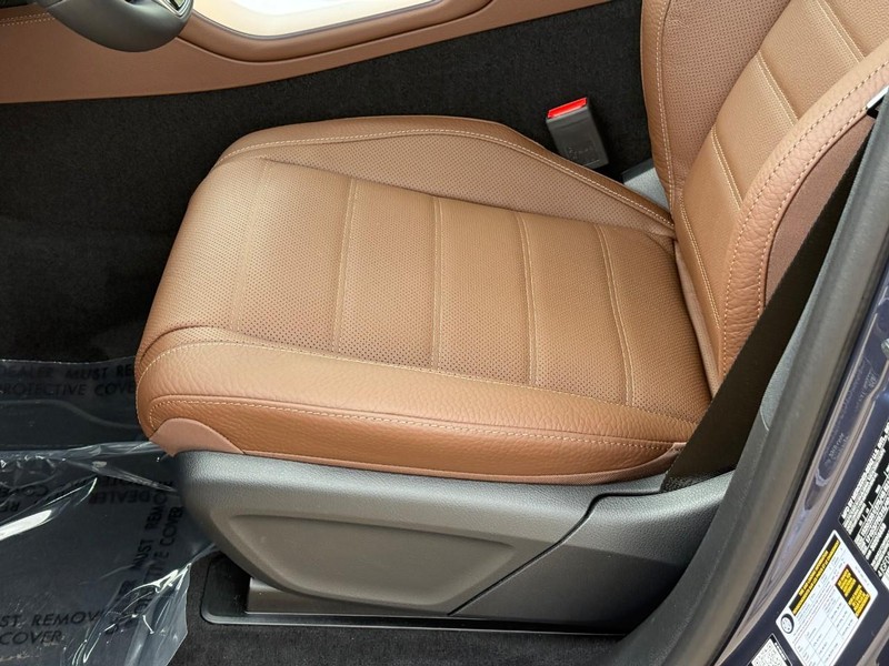 Mercedes-Benz GLE Vehicle Full-screen Gallery Image 15