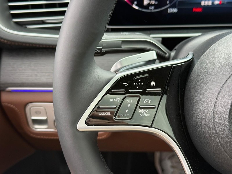 Mercedes-Benz GLE Vehicle Full-screen Gallery Image 16