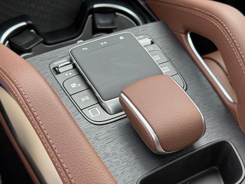 Mercedes-Benz GLE Vehicle Full-screen Gallery Image 18