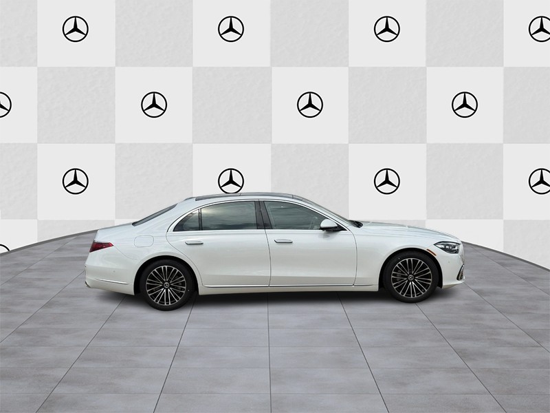 Mercedes-Benz S-Class Vehicle Full-screen Gallery Image 2