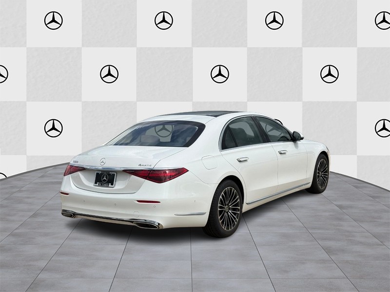 Mercedes-Benz S-Class Vehicle Full-screen Gallery Image 3