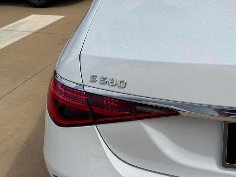 Mercedes-Benz S-Class Vehicle Full-screen Gallery Image 4
