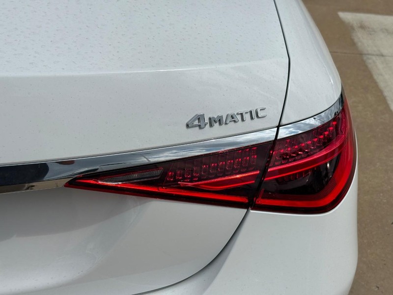 Mercedes-Benz S-Class Vehicle Full-screen Gallery Image 5