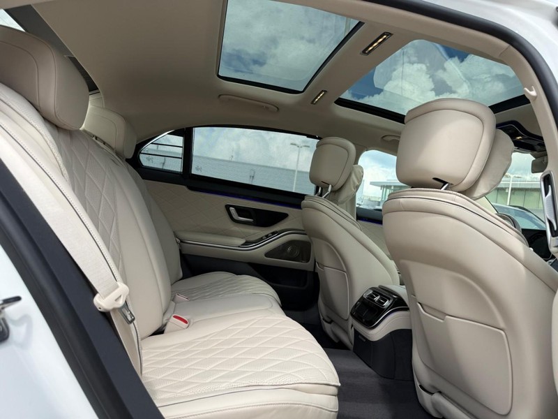 Mercedes-Benz S-Class Vehicle Full-screen Gallery Image 7