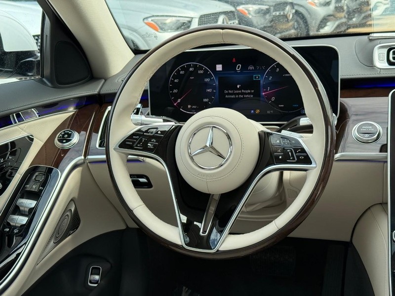Mercedes-Benz S-Class Vehicle Full-screen Gallery Image 9