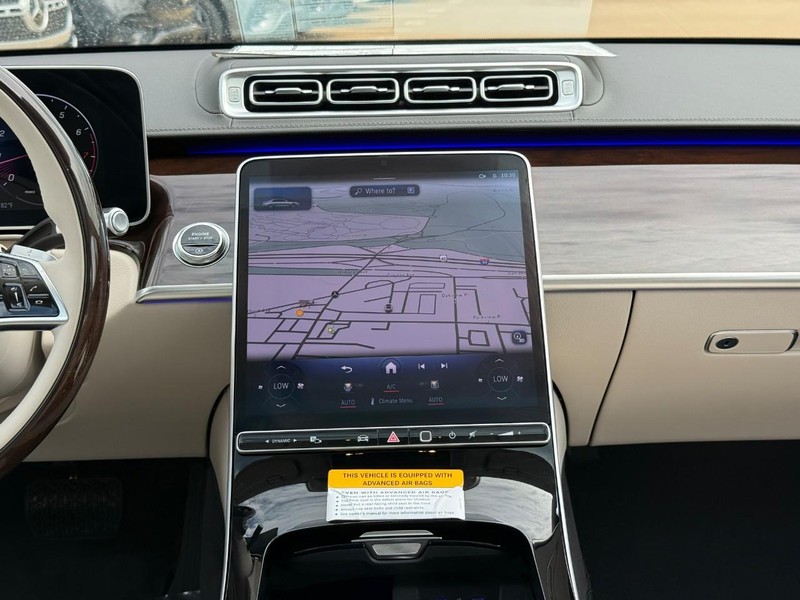 Mercedes-Benz S-Class Vehicle Full-screen Gallery Image 10