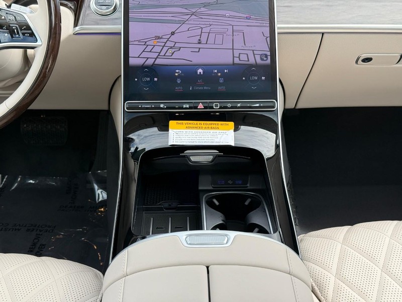 Mercedes-Benz S-Class Vehicle Full-screen Gallery Image 12