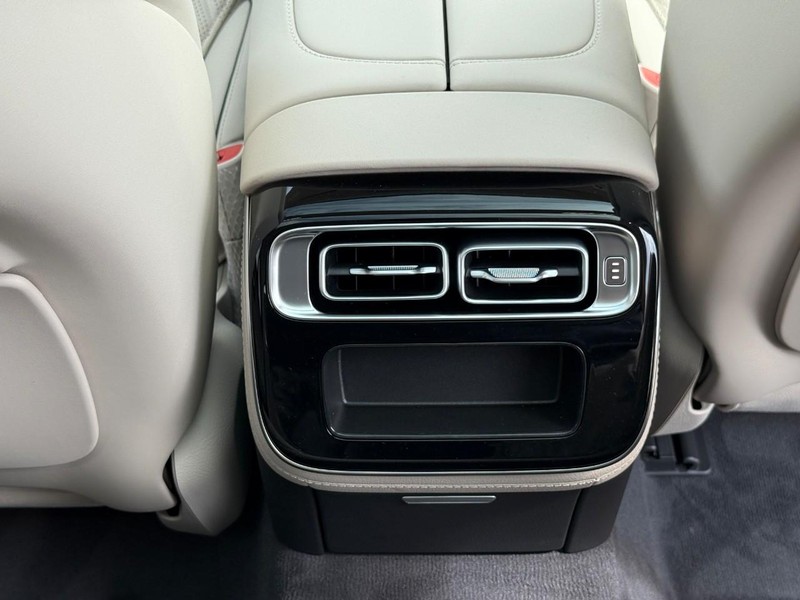 Mercedes-Benz S-Class Vehicle Full-screen Gallery Image 13