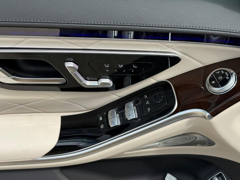 Mercedes-Benz S-Class Vehicle Full-screen Gallery Image 14