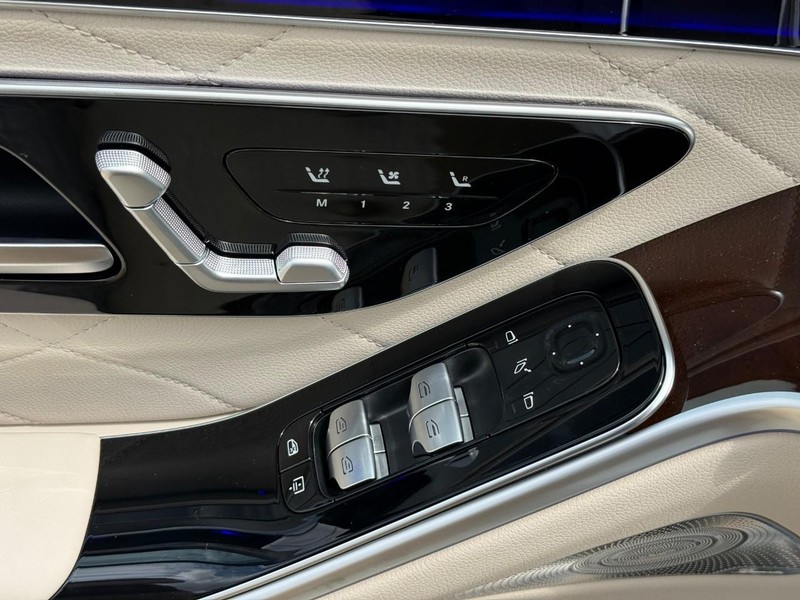 Mercedes-Benz S-Class Vehicle Full-screen Gallery Image 15
